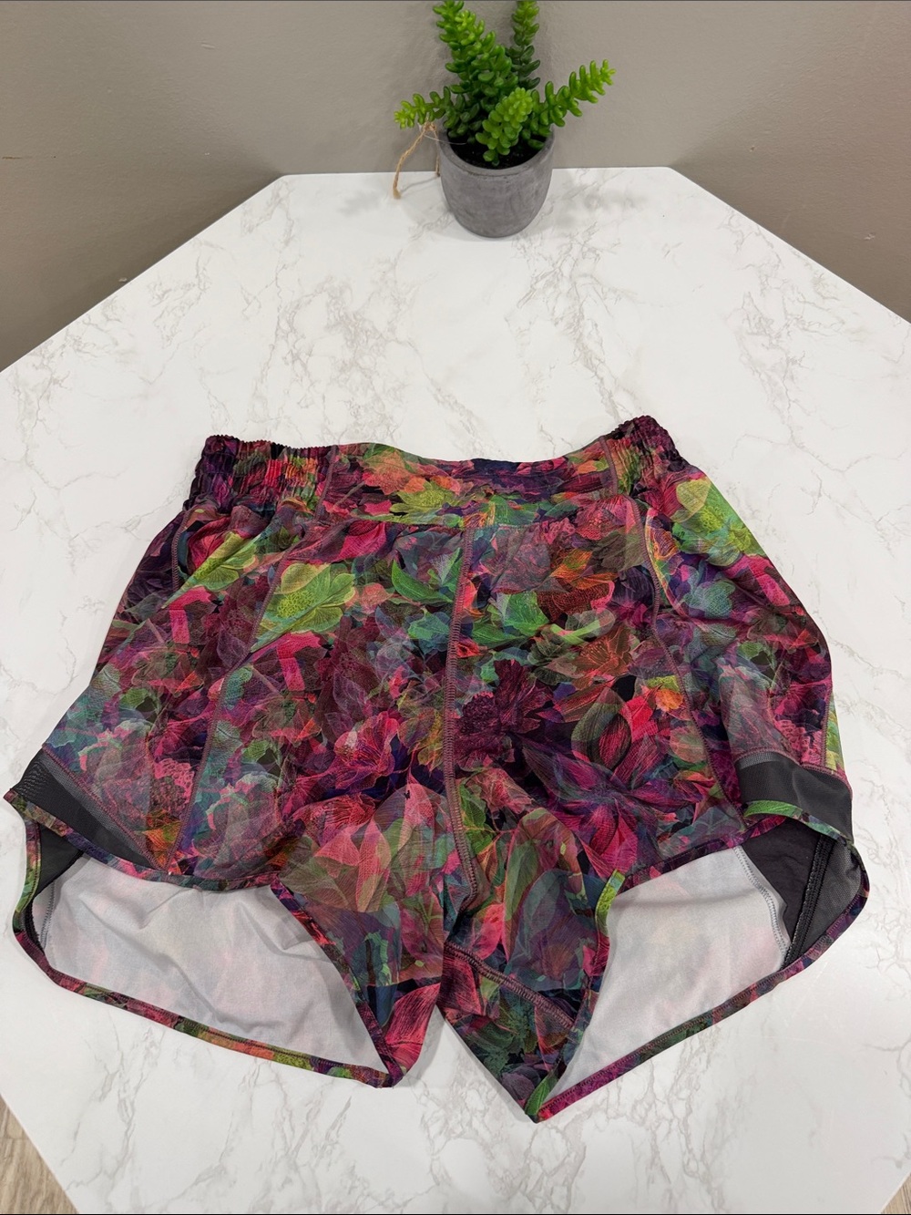 Lululemon  Women's Athletic Shorts Hotty Hot Size 8 4”inseam